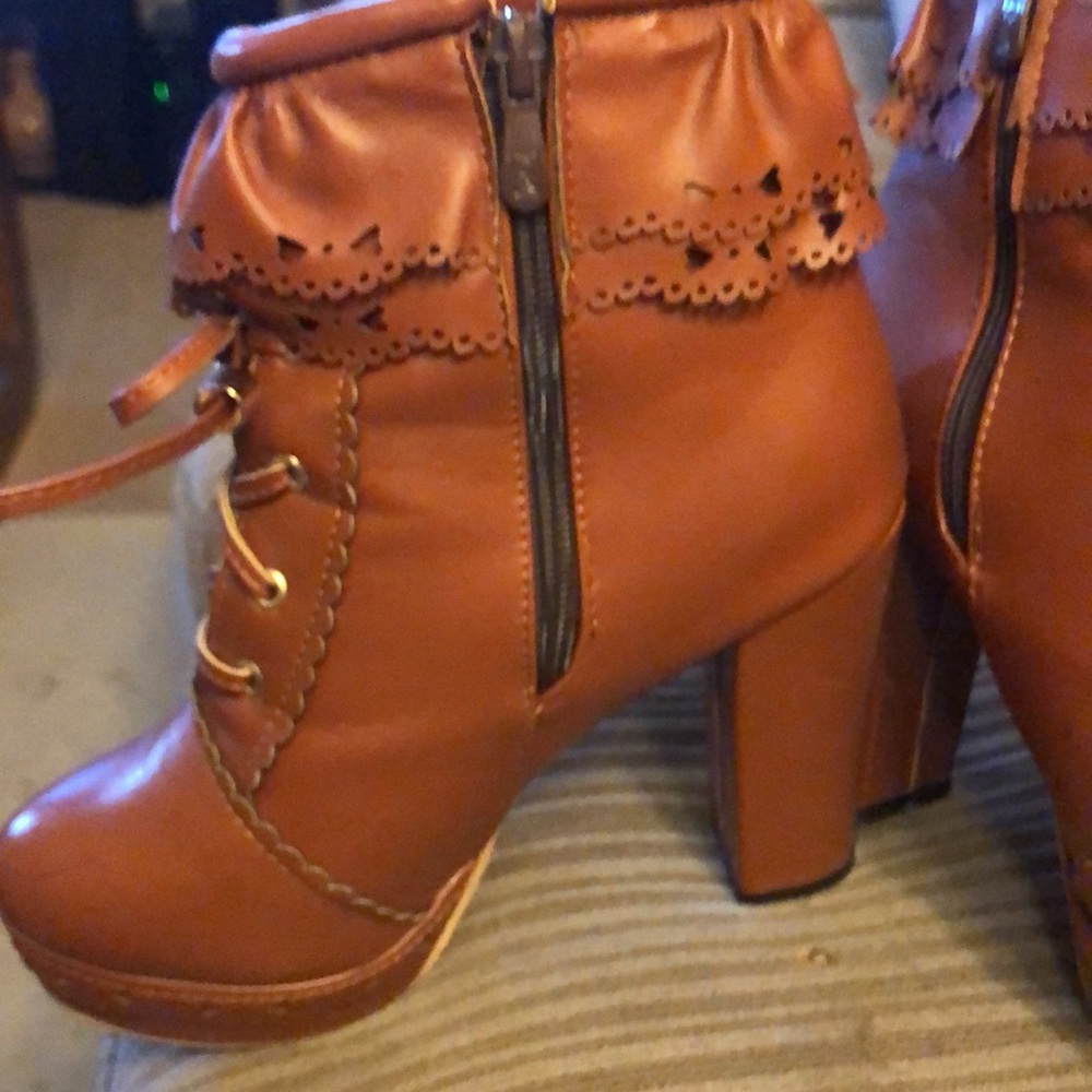 Ruffled booties - Picture 7 of 10